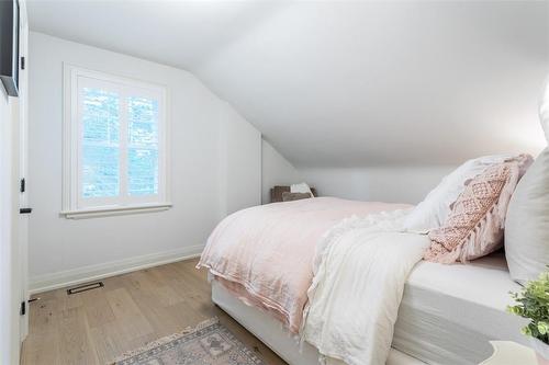 190 Townsend Avenue, Burlington, ON - Indoor Photo Showing Bedroom