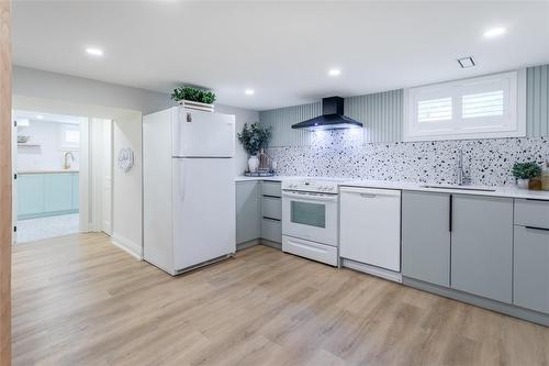 190 Townsend Avenue, Burlington, ON - Indoor Photo Showing Kitchen