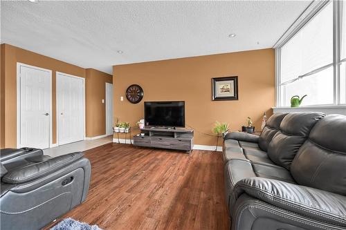 2301 Derry Road W Unit# 1005, Mississauga, ON - Indoor Photo Showing Living Room