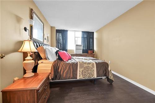 2301 Derry Road W Unit# 1005, Mississauga, ON - Indoor Photo Showing Bedroom