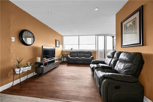 2301 Derry Road W Unit# 1005, Mississauga, ON - Indoor Photo Showing Living Room