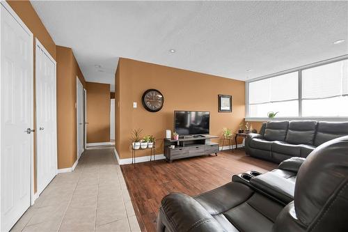 2301 Derry Road W Unit# 1005, Mississauga, ON - Indoor Photo Showing Living Room