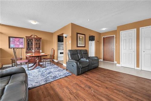 2301 Derry Road W Unit# 1005, Mississauga, ON - Indoor Photo Showing Living Room