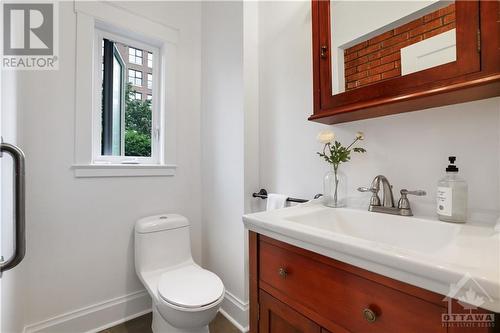 2 piece bath on main level - 134 Caroline Avenue, Ottawa, ON - Indoor Photo Showing Bathroom