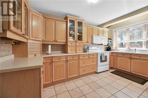 78 Valleyview Drive, Hamilton, ON - Indoor Photo Showing Kitchen With Double Sink