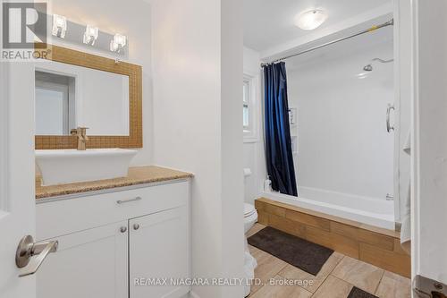 463 Niagara Boulevard, Fort Erie, ON - Indoor Photo Showing Bathroom