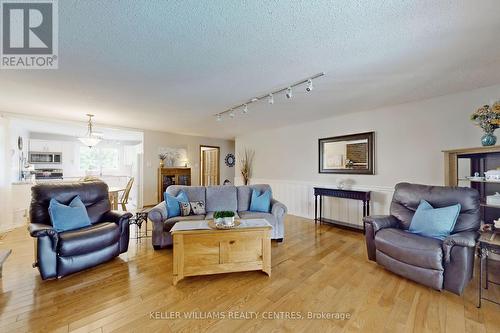 121 Queen Street, Kawartha Lakes, ON - Indoor Photo Showing Living Room