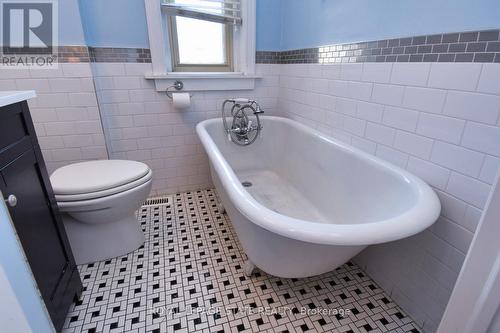 86 Earl Street, Hamilton, ON - Indoor Photo Showing Bathroom