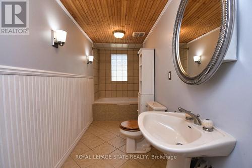 86 Earl Street, Hamilton, ON - Indoor Photo Showing Bathroom