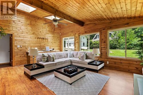 4886 Boughman Lane, Fort Erie, ON - Indoor Photo Showing Living Room