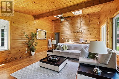 4886 Boughman Lane, Fort Erie, ON - Indoor Photo Showing Living Room