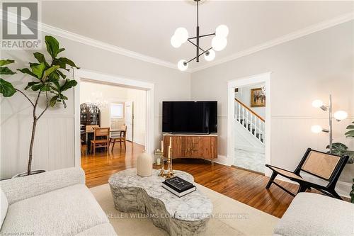 40 South Main Street, Thorold, ON - Indoor Photo Showing Living Room