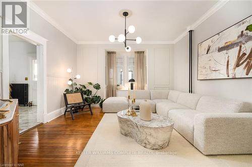 40 South Main Street, Thorold, ON - Indoor Photo Showing Living Room