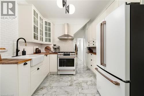 40 South Main Street, Thorold, ON - Indoor Photo Showing Kitchen With Upgraded Kitchen