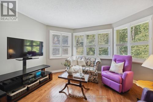 28 White Cliffe Drive, Clarington (Courtice), ON - Indoor Photo Showing Living Room