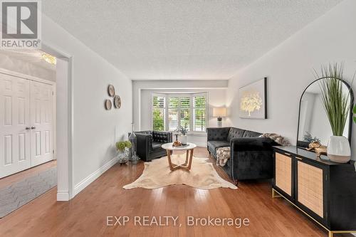 267 John Bowser Crescent, Newmarket, ON - Indoor Photo Showing Living Room