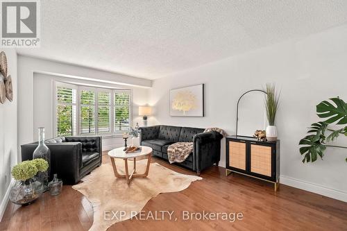 267 John Bowser Crescent, Newmarket, ON - Indoor Photo Showing Living Room