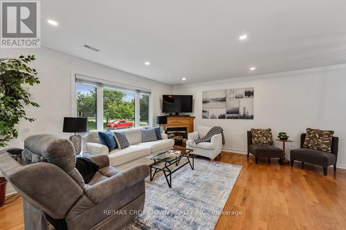 226 Thornton Avenue, Essa, ON - Indoor Photo Showing Living Room