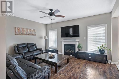 9 Wyndham Circle, Georgina (Sutton & Jackson'S Point), ON - Indoor Photo Showing Living Room With Fireplace