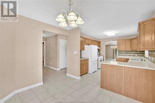 1005 Hacienda Way, Windsor, ON - Indoor Photo Showing Kitchen