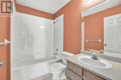 1005 Hacienda Way, Windsor, ON - Indoor Photo Showing Bathroom