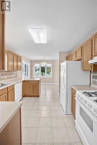 1005 Hacienda Way, Windsor, ON - Indoor Photo Showing Kitchen