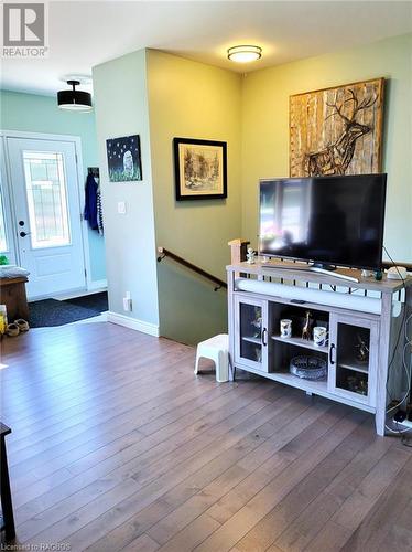 31 Grayview Drive, Markdale, ON - Indoor Photo Showing Living Room