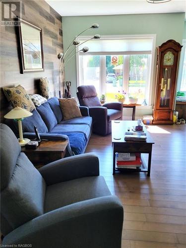 31 Grayview Drive, Markdale, ON - Indoor Photo Showing Living Room