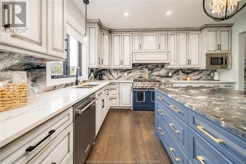 406 Thompson Ave, Amherstburg, ON - Indoor Photo Showing Kitchen With Double Sink With Upgraded Kitchen