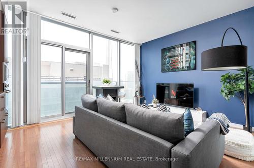 3005 - 12 York Street, Toronto, ON - Indoor Photo Showing Living Room