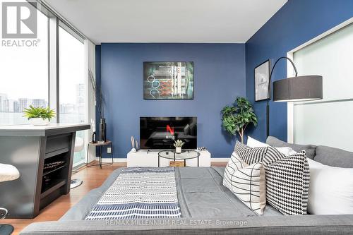 3005 - 12 York Street, Toronto, ON - Indoor Photo Showing Living Room