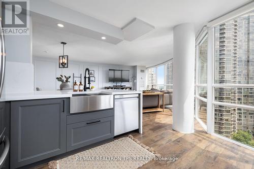 1707 - 50 Eglinton Avenue W, Mississauga (Hurontario), ON - Indoor Photo Showing Kitchen