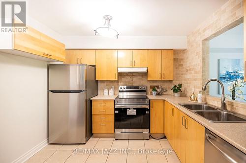 Th426 - 12 Douro Street, Toronto (Niagara), ON - Indoor Photo Showing Kitchen With Double Sink