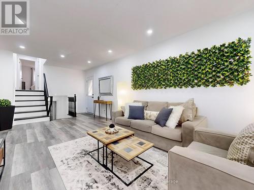 118 Homefield Square, Clarington (Courtice), ON - Indoor Photo Showing Living Room