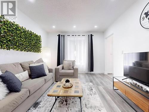 118 Homefield Square, Clarington (Courtice), ON - Indoor Photo Showing Living Room