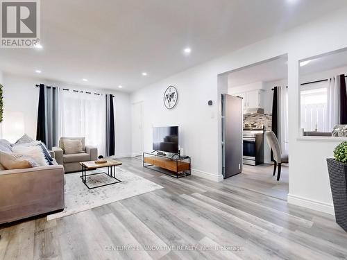 118 Homefield Square, Clarington (Courtice), ON - Indoor Photo Showing Living Room