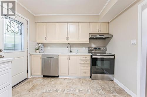 127 Cascade Circle, Richmond Hill (Crosby), ON - Indoor Photo Showing Kitchen