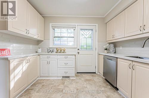 127 Cascade Circle, Richmond Hill, ON - Indoor Photo Showing Kitchen