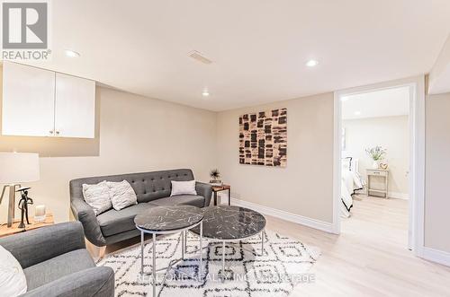 127 Cascade Circle, Richmond Hill (Crosby), ON - Indoor Photo Showing Living Room