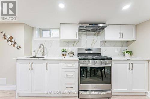 127 Cascade Circle, Richmond Hill (Crosby), ON - Indoor Photo Showing Kitchen