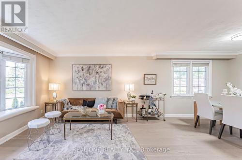 127 Cascade Circle, Richmond Hill (Crosby), ON - Indoor Photo Showing Living Room