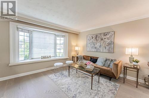 127 Cascade Circle, Richmond Hill, ON - Indoor Photo Showing Living Room