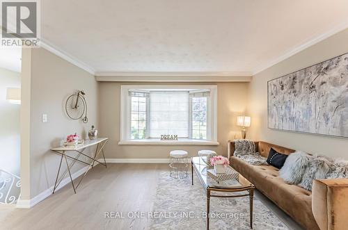 127 Cascade Circle, Richmond Hill (Crosby), ON - Indoor Photo Showing Living Room