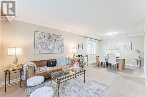 127 Cascade Circle, Richmond Hill (Crosby), ON - Indoor Photo Showing Living Room