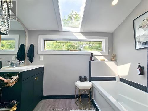 81 Sandys Street, Chatham, ON - Indoor Photo Showing Bathroom