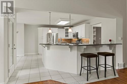 2220 Edgemore Avenue, Lasalle, ON - Indoor Photo Showing Kitchen With Upgraded Kitchen