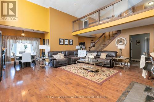 6571 Carroll Drive, Southwest Middlesex (Middlemiss), ON - Indoor Photo Showing Living Room