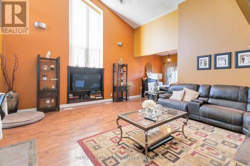 6571 Carroll Drive, Southwest Middlesex (Middlemiss), ON - Indoor Photo Showing Living Room