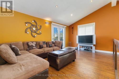 6571 Carroll Drive, Southwest Middlesex (Middlemiss), ON - Indoor Photo Showing Living Room