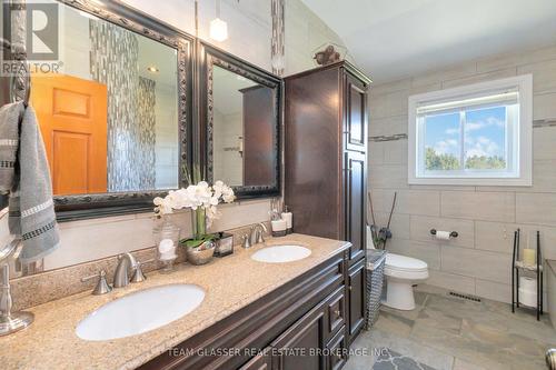 6571 Carroll Drive, Southwest Middlesex (Middlemiss), ON - Indoor Photo Showing Bathroom